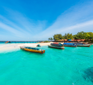 Boote auf t&uuml;rkisblauem Wasser vor der K&uuml;ste von Sansibar.
