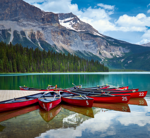 Rote Kanus am Emerald Lake in British Columbia, Kanada.