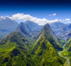 Blick auf die gr&uuml;nen Berge des Cirque de Mafate auf La R&eacute;union.