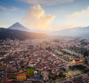 Luftaufnahme von Quetzaltenango mit Blick auf den Vulkan Santa Mar&iacute;a in Guatemala.
