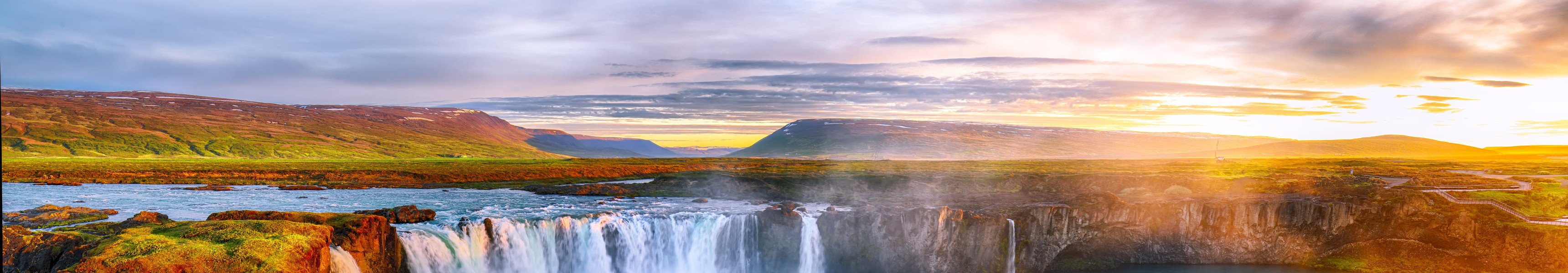 Panoramaaufnahme des Go&eth;afoss Wasserfalls in Island bei Sonnenuntergang