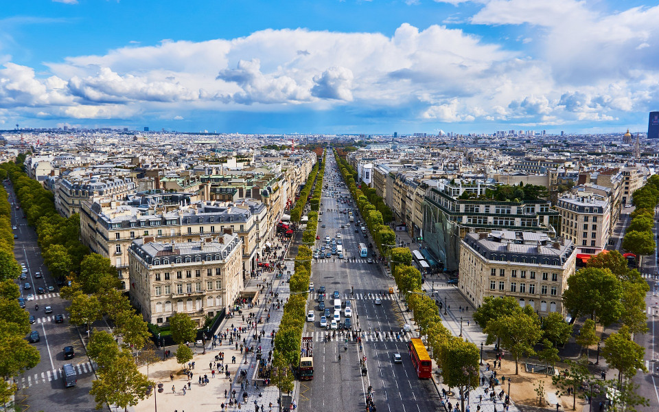 Belebte gro&szlig;e Einkaufsstra&szlig;e f&uuml;r einen Shoppingurlaub