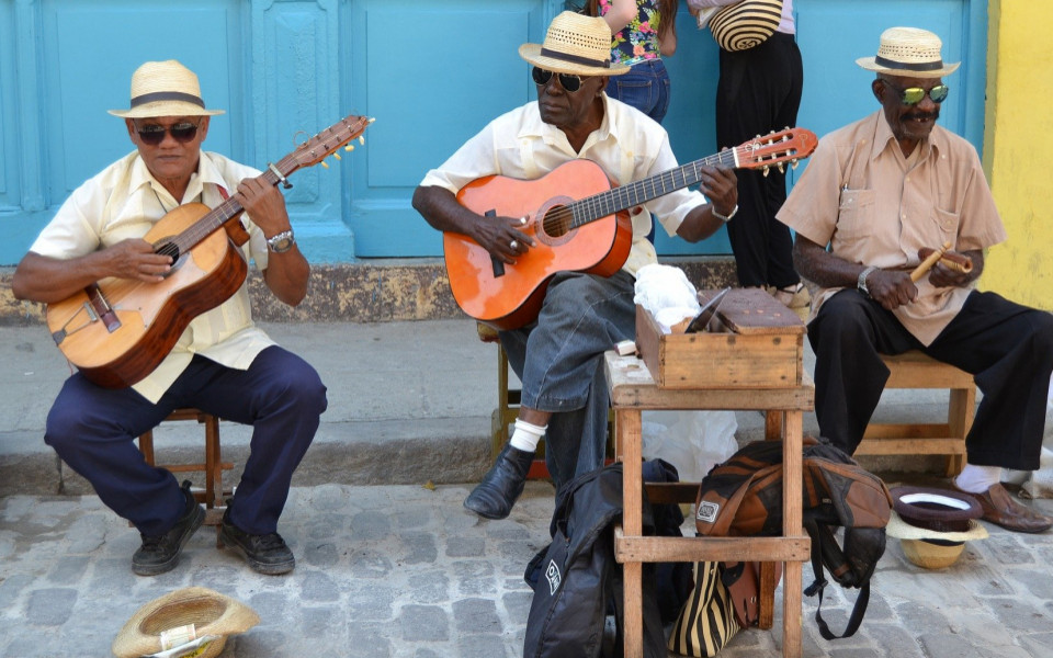 Stra&szlig;enband mit Gitarren