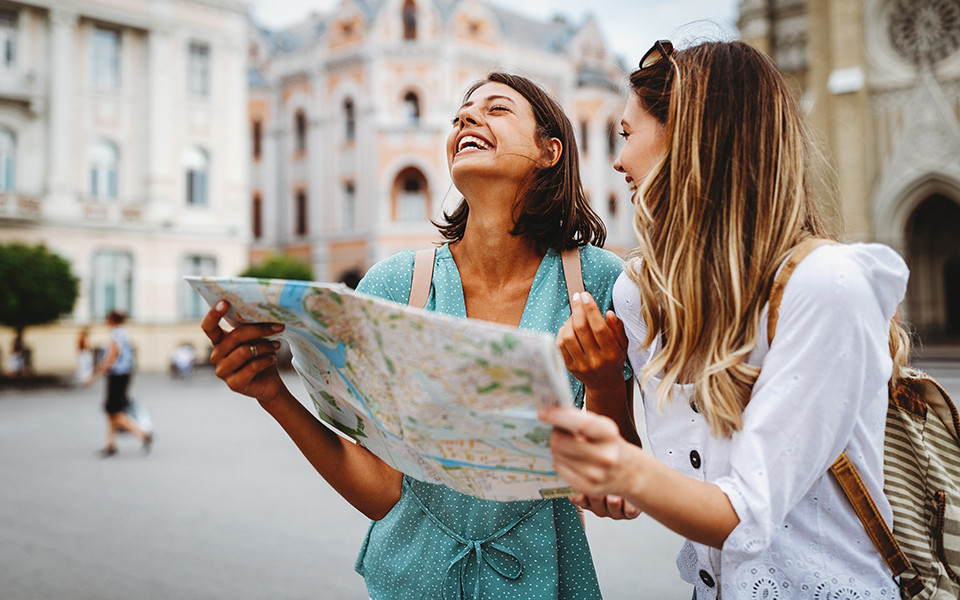 Freunde mit Stadtkarte in der Hand