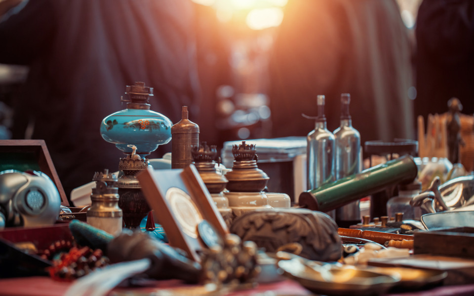 Menschen kaufen auf dem Antiquitätenbasar in Dublin, Antique Quarter, ein.
