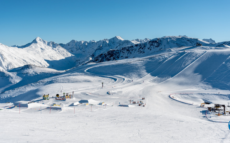 Atemberaubender Blick auf die Gipfel von Livigno auf dem Carosello 3000 in Livigno, Italien