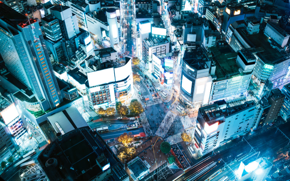 Stadtviertel Shibuya in Tokio bei Nacht 