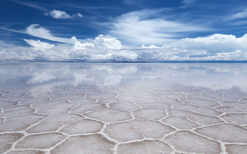 Spiegelnde Wolken in der Salzwüste Salar de Uyuni in Bolivien