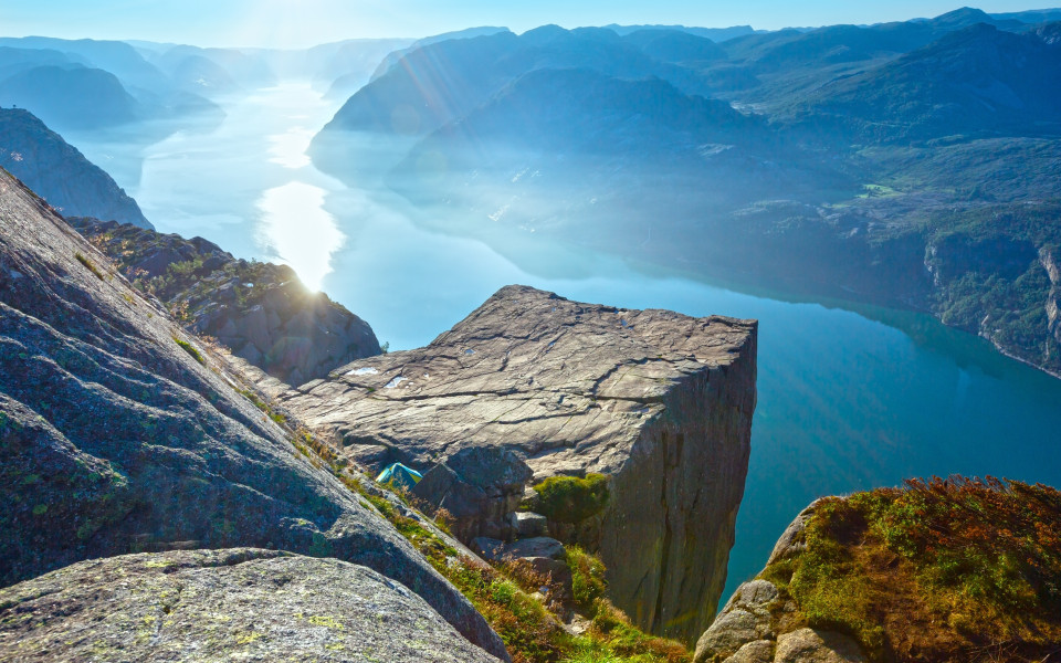 Der Preikestolen, eine markante Felsplattform in Norwegen, ragt steil &uuml;ber den Lysefjord und bietet eine spektakul&auml;re Aussicht auf die umliegende Landschaft.