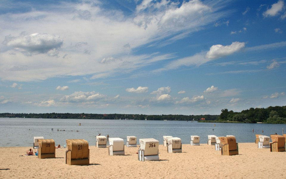Strand und Strandk&ouml;rbe am Wannsee in Berlin