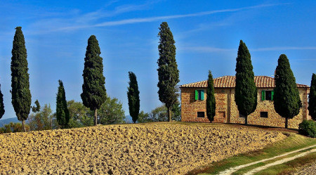 toskana_landhaus_mit_zypressen